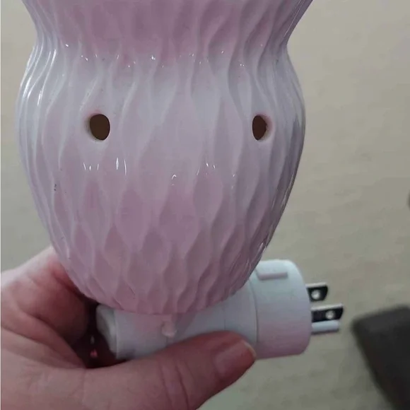 Textured Ceramic Plug-In wall Scentsy Wax melt warmer - Picture 1 of 1